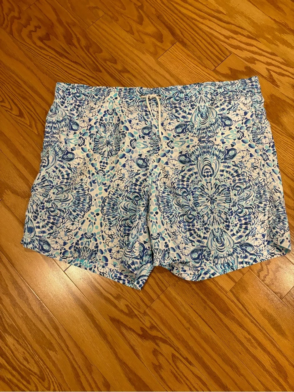 Lilly Pulitzer Mens Capri Swim Trunks in Call My Shell Phone Print Size L Resort